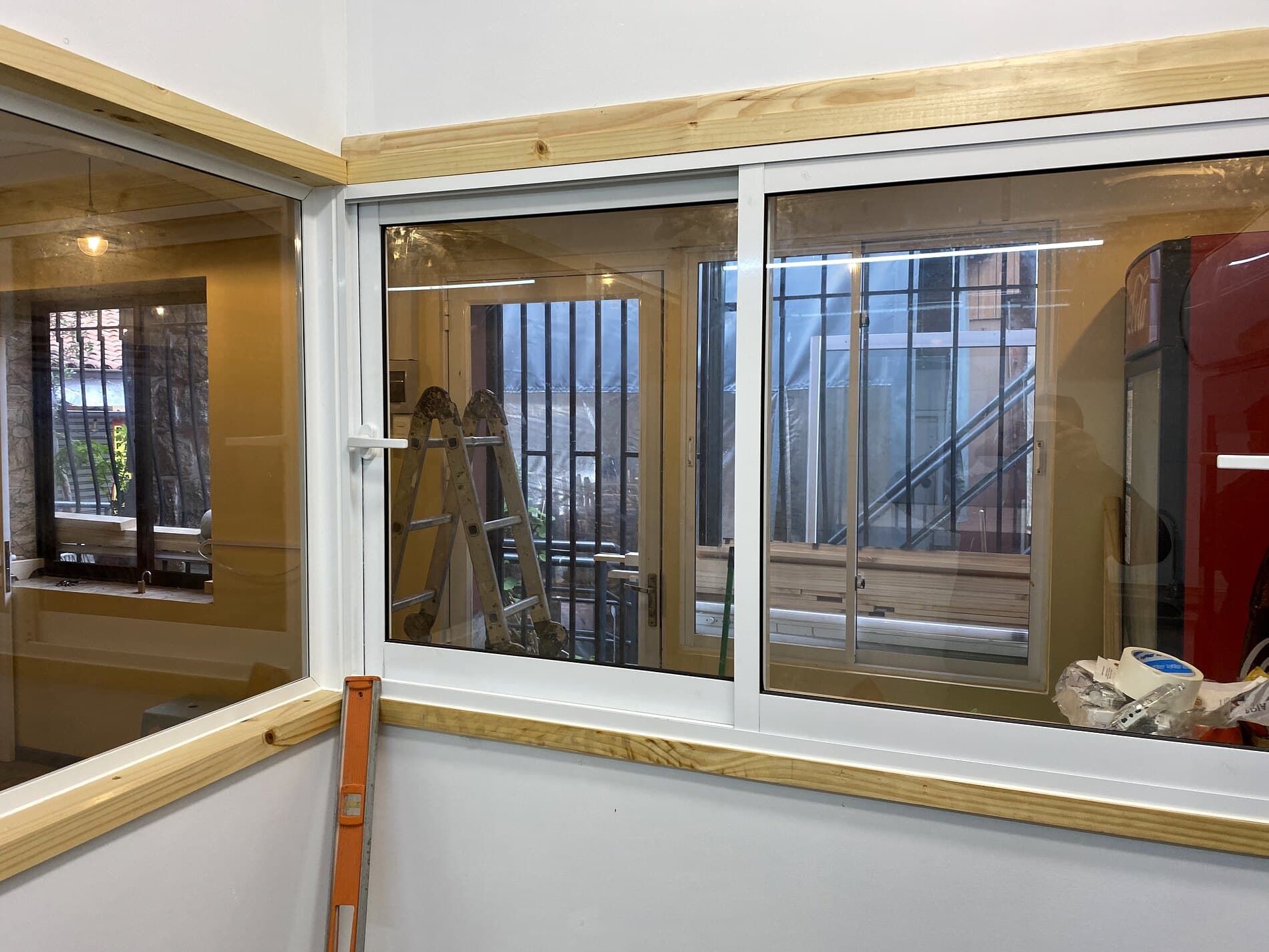 Ventanal en aluminio blanco — Ventanas, proyecto LECAR