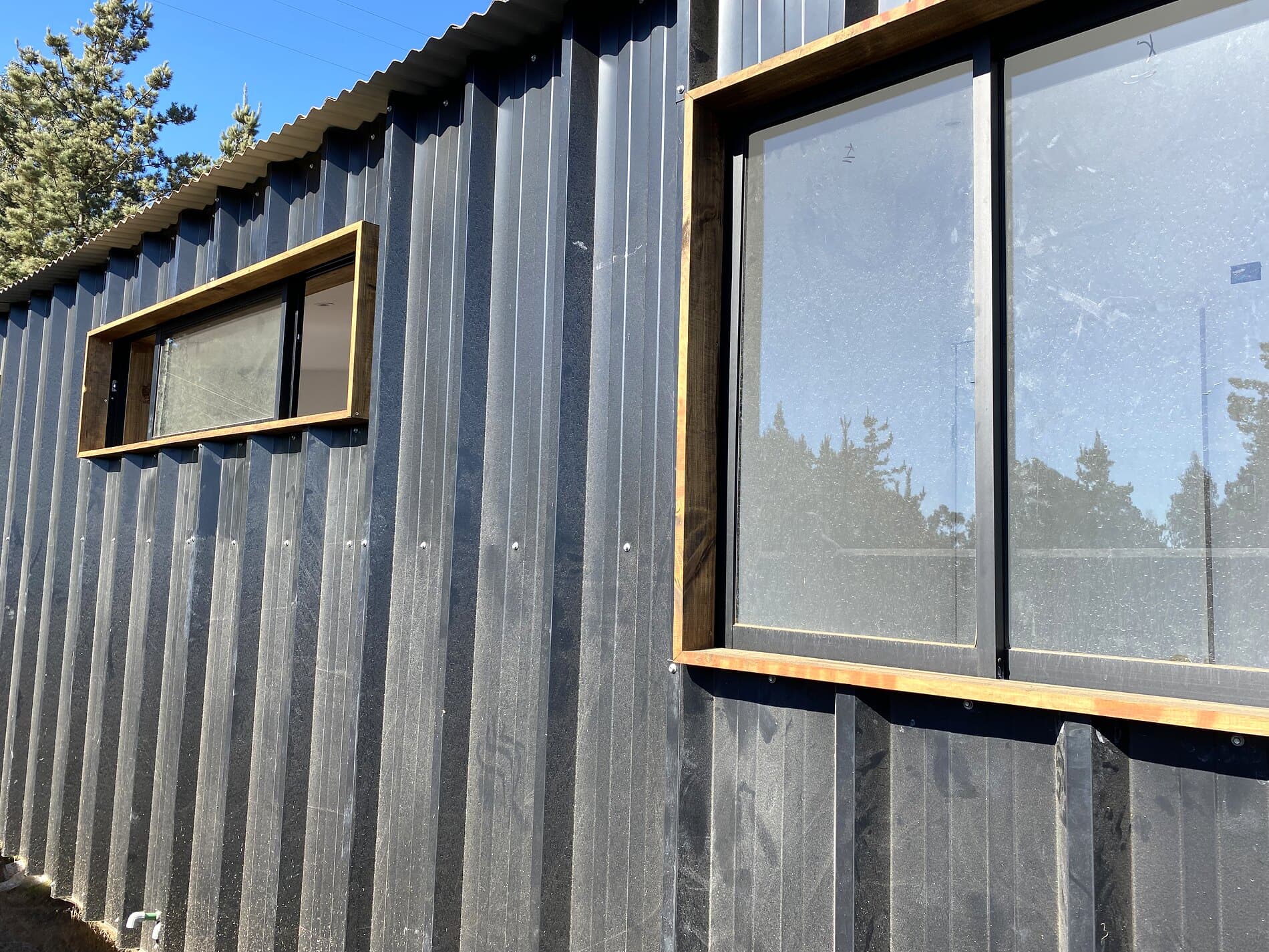 Cabaña en aluminio negro — Ventanas, proyecto LECAR