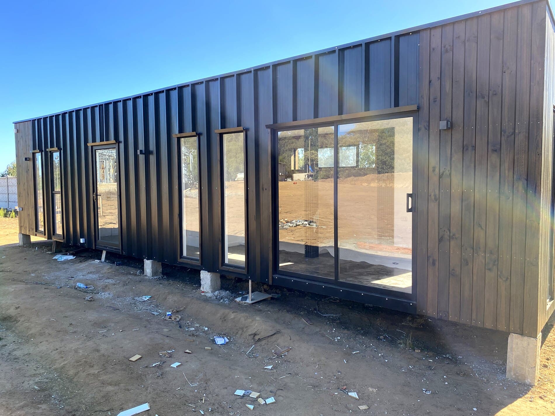 Ventanas de aluminio negro en revestimiento oscuro — proyecto LECAR