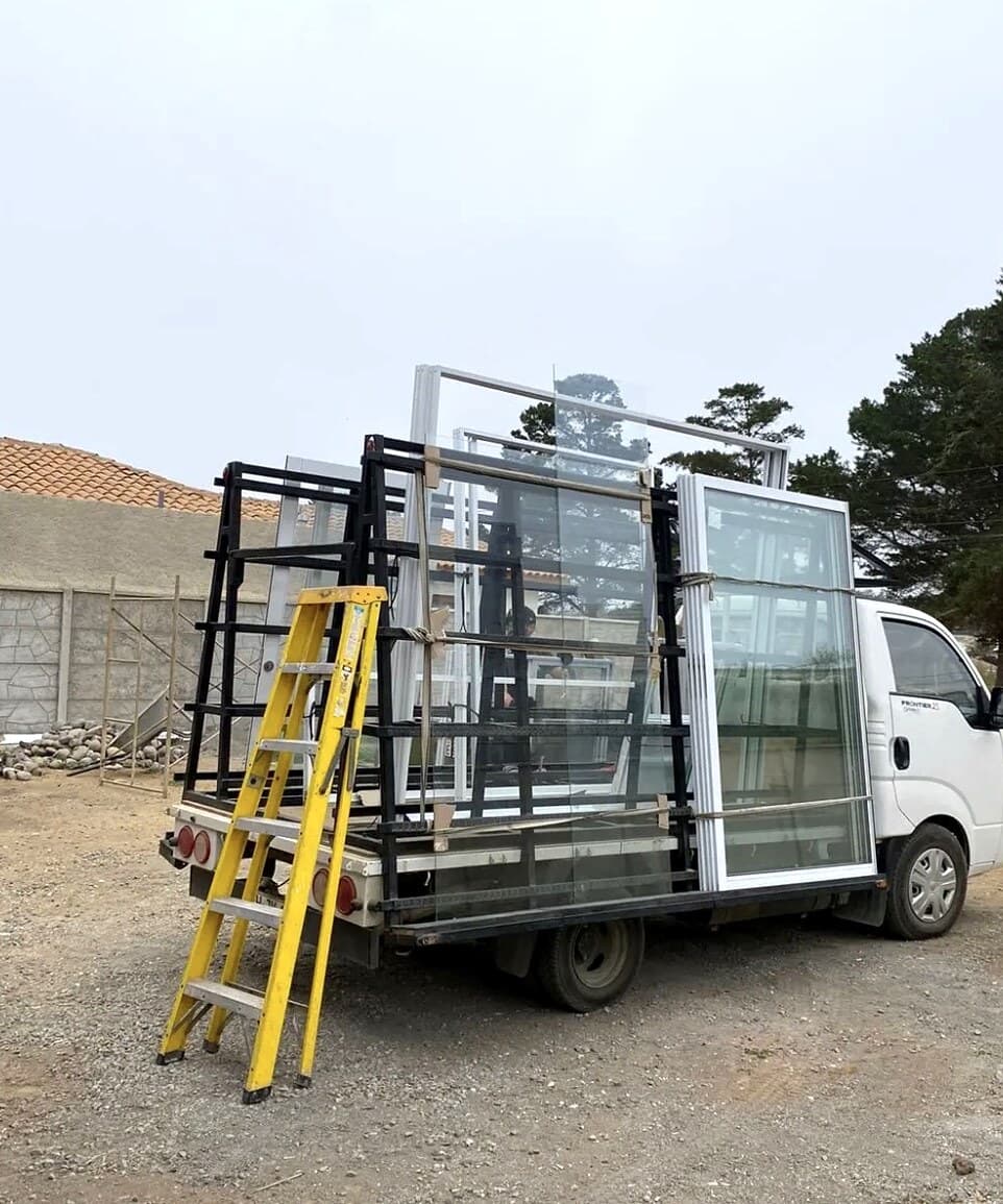 Equipo LECAR en terreno — camioneta cargada con ventanas y cristales