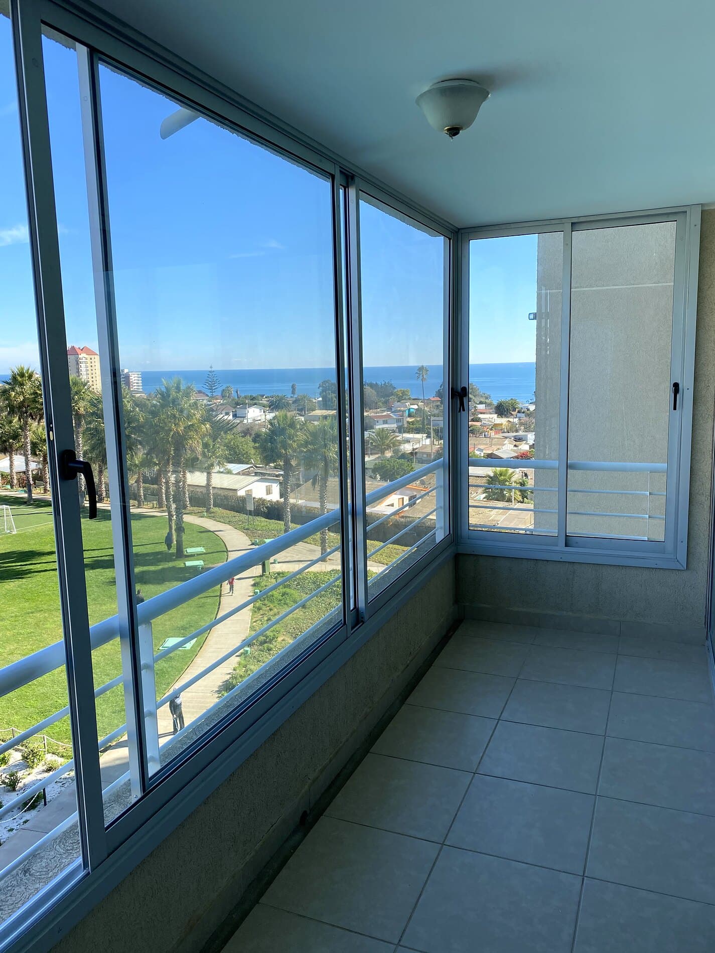 Terraza panorámica frente al mar — Cierres panorámicos, proyecto LECAR