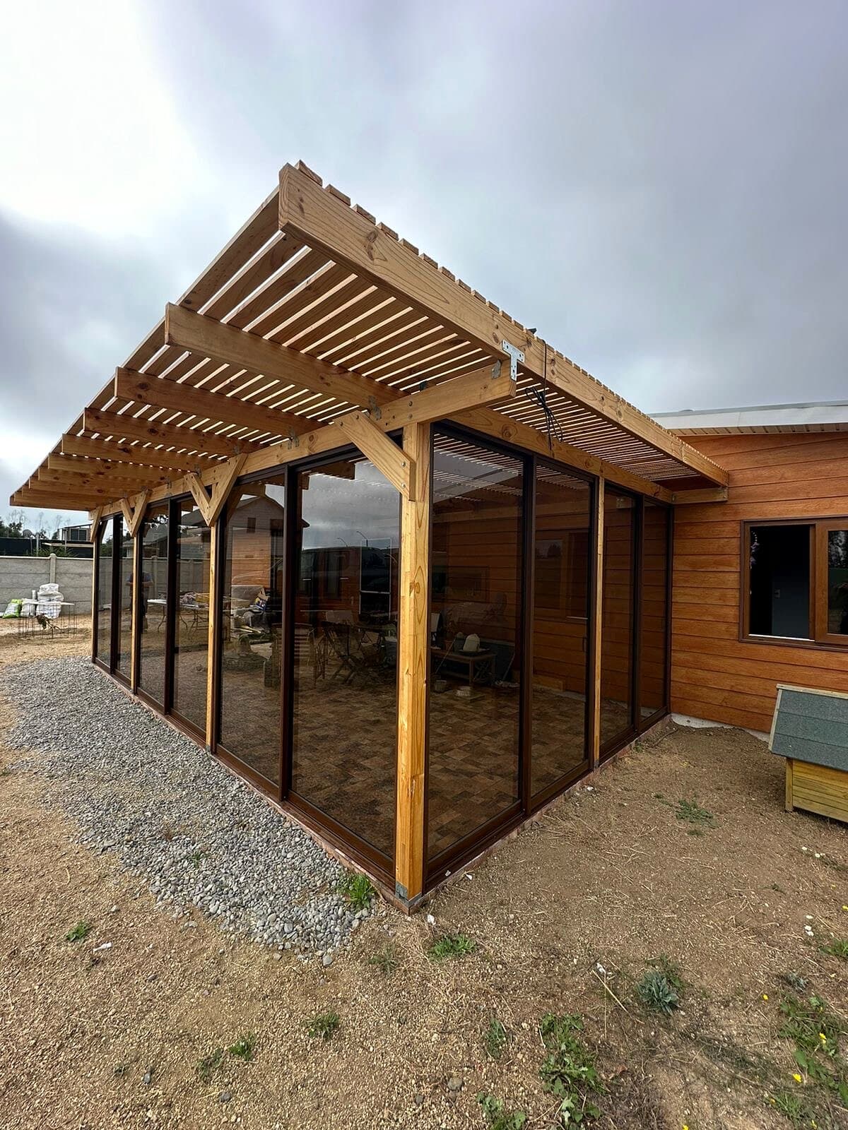Quincho con cristal bronce — Cierres panorámicos, proyecto LECAR