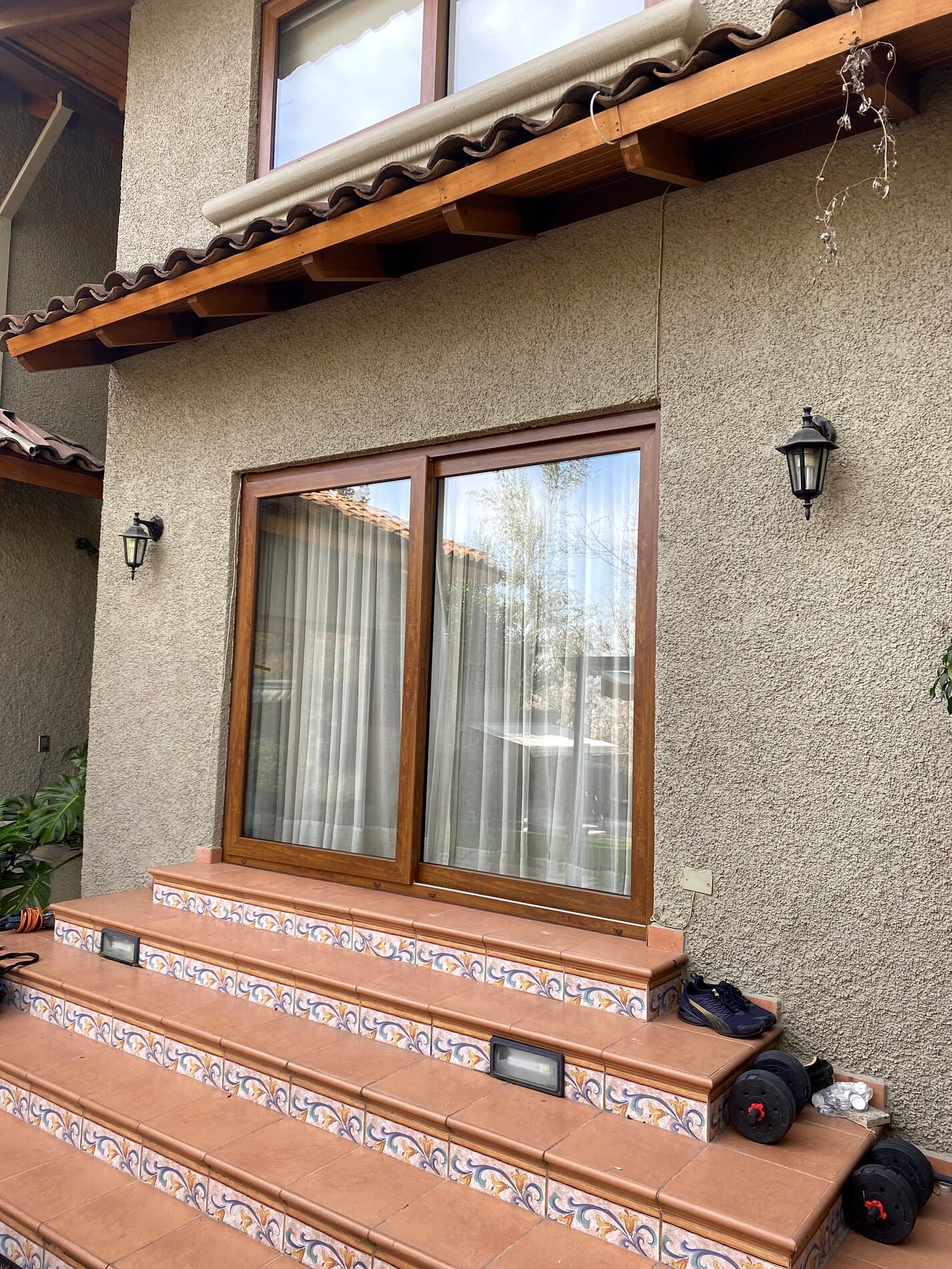 Ventana con terminación de madera