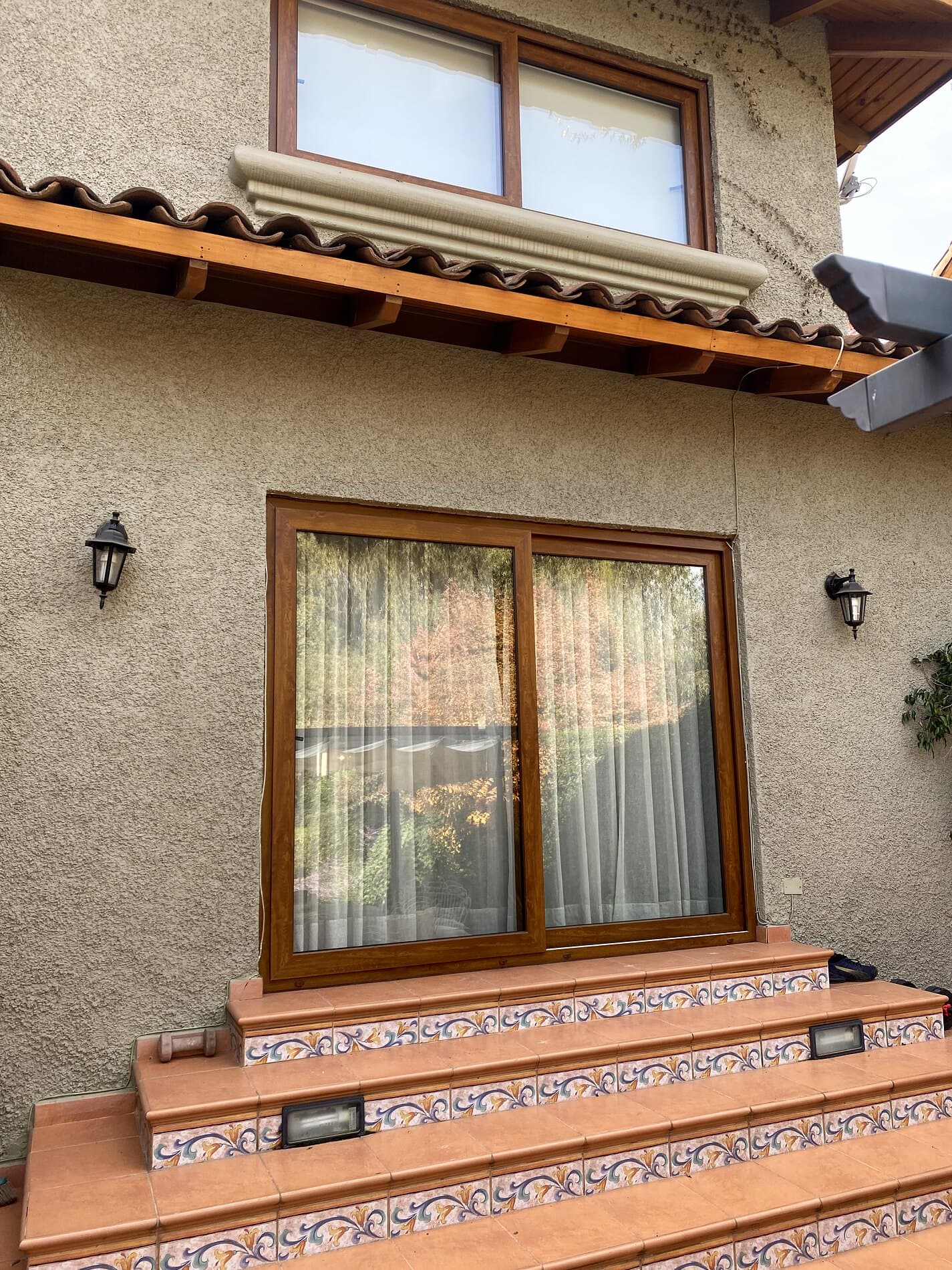 Ventana con terminación de madera