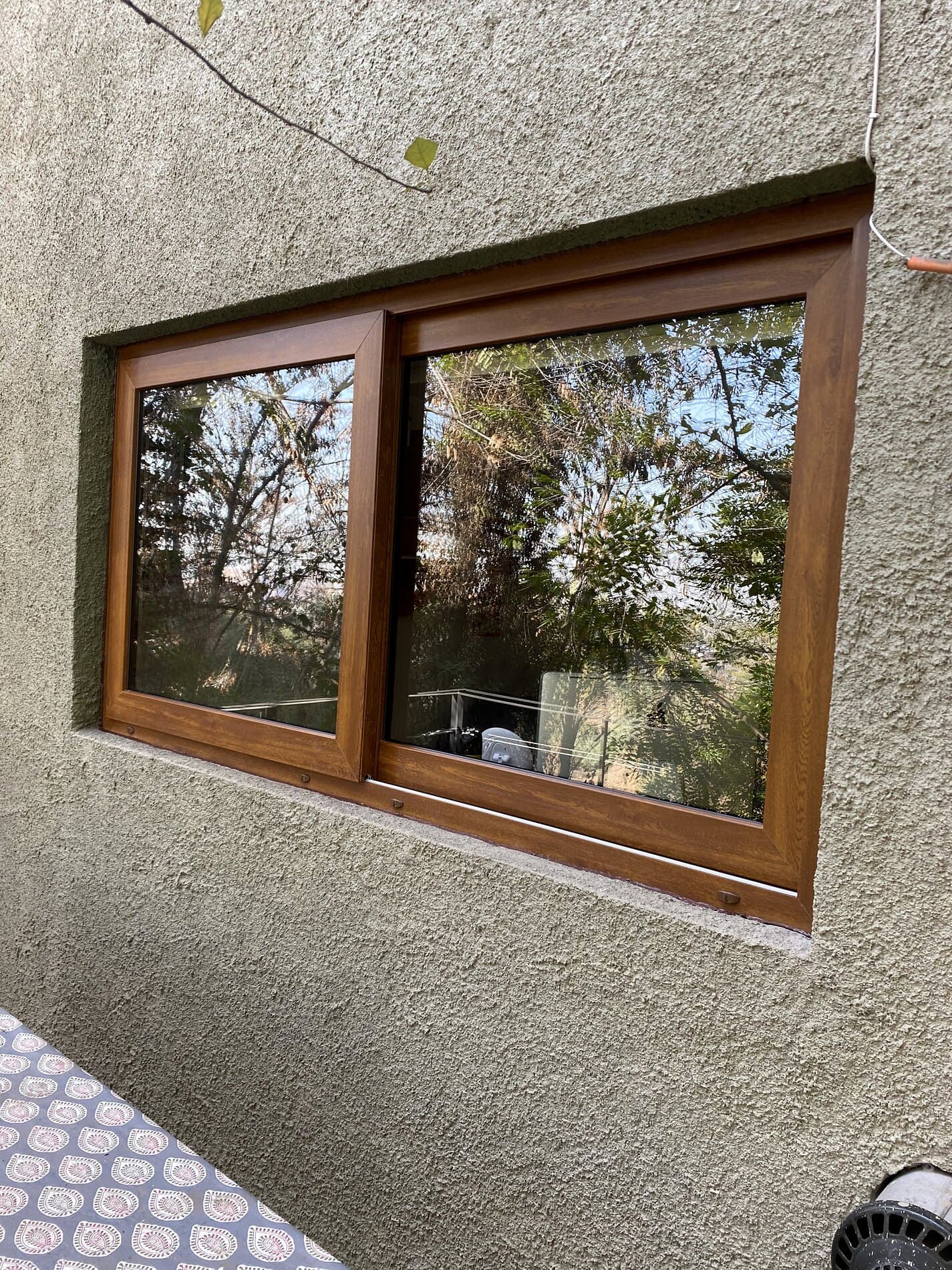 Ventana con terminación de madera