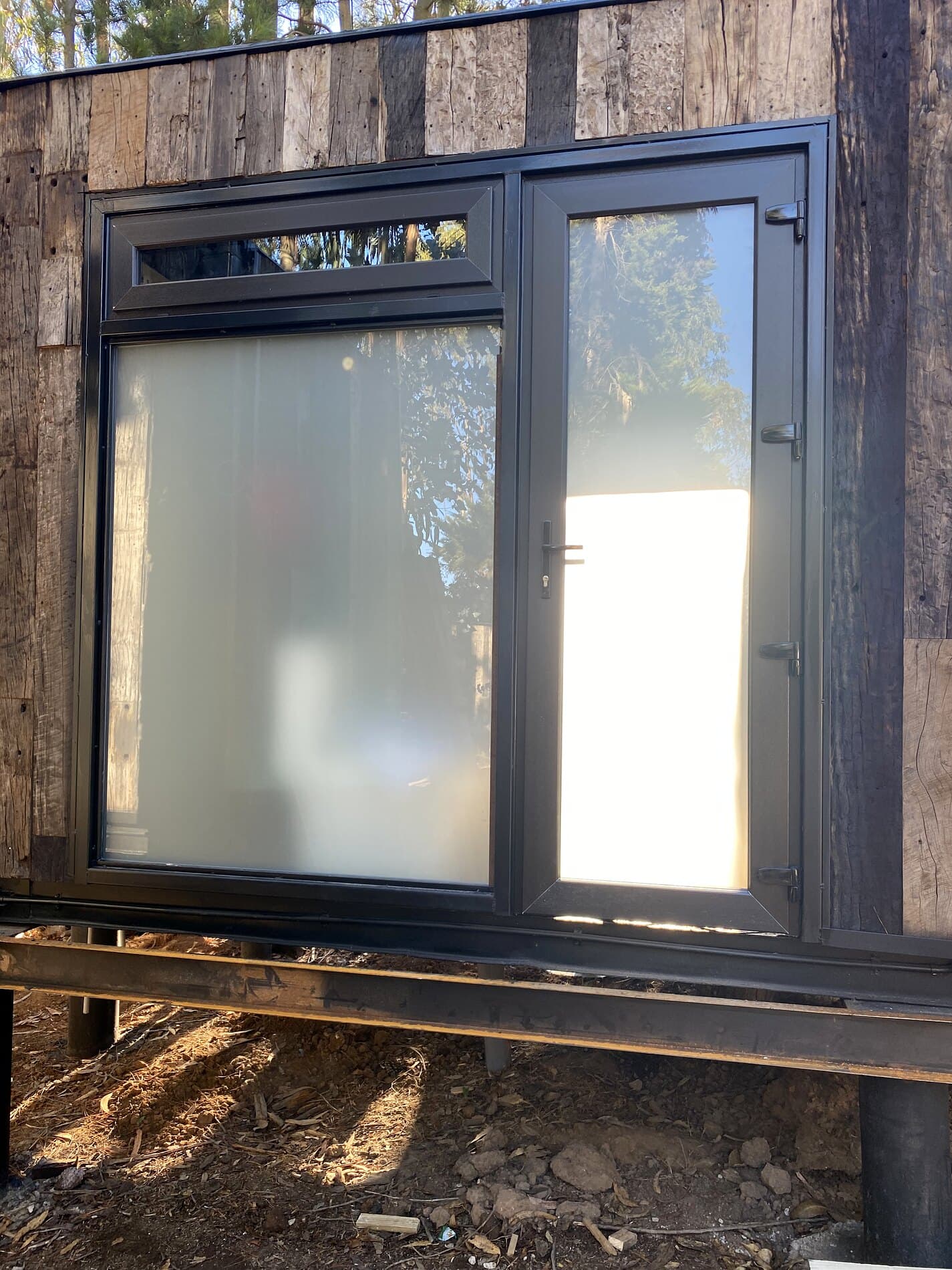 Ventana y puerta de marco negro