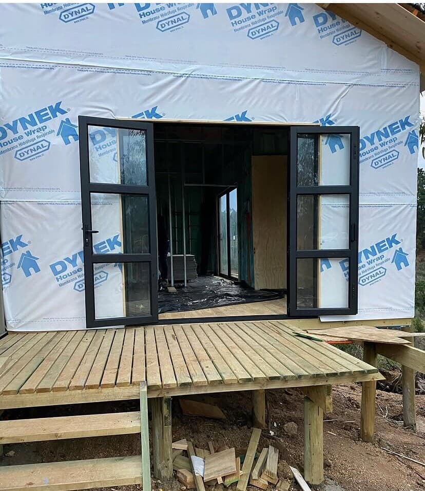 Mampara de aluminio negro con puerta integrada