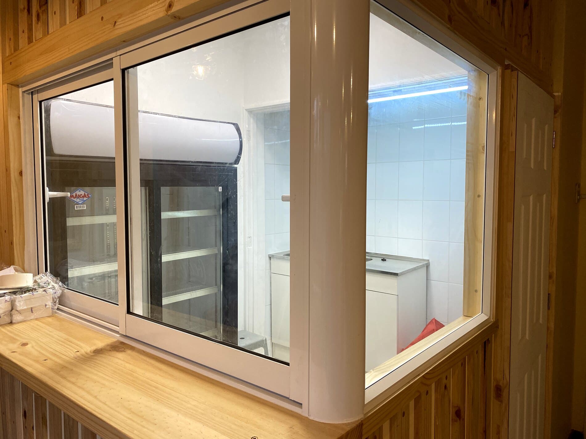 Cabaña moderna con ventanas de aluminio negro — proyecto destacado LECAR