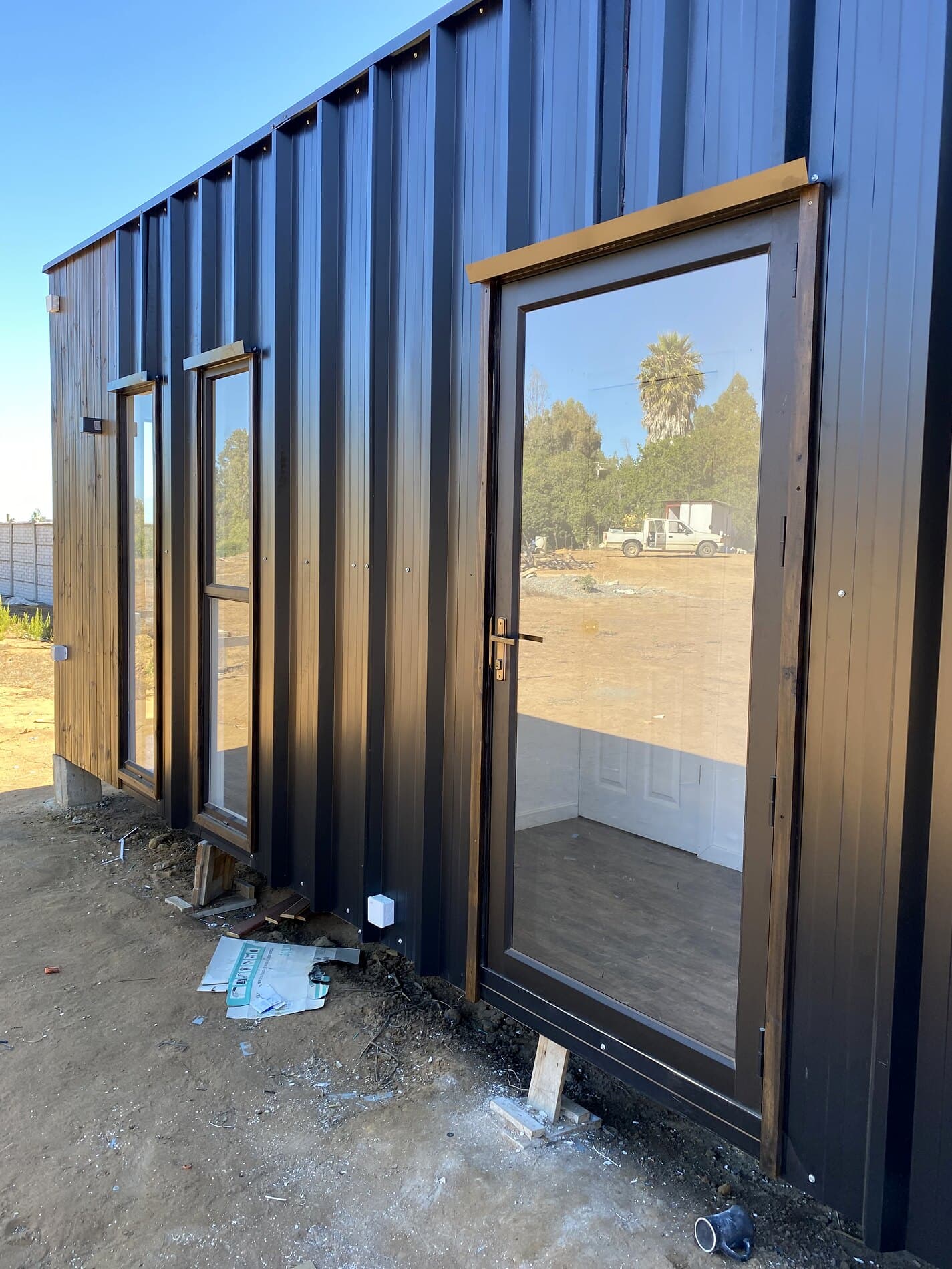 Puerta de acceso en aluminio negro