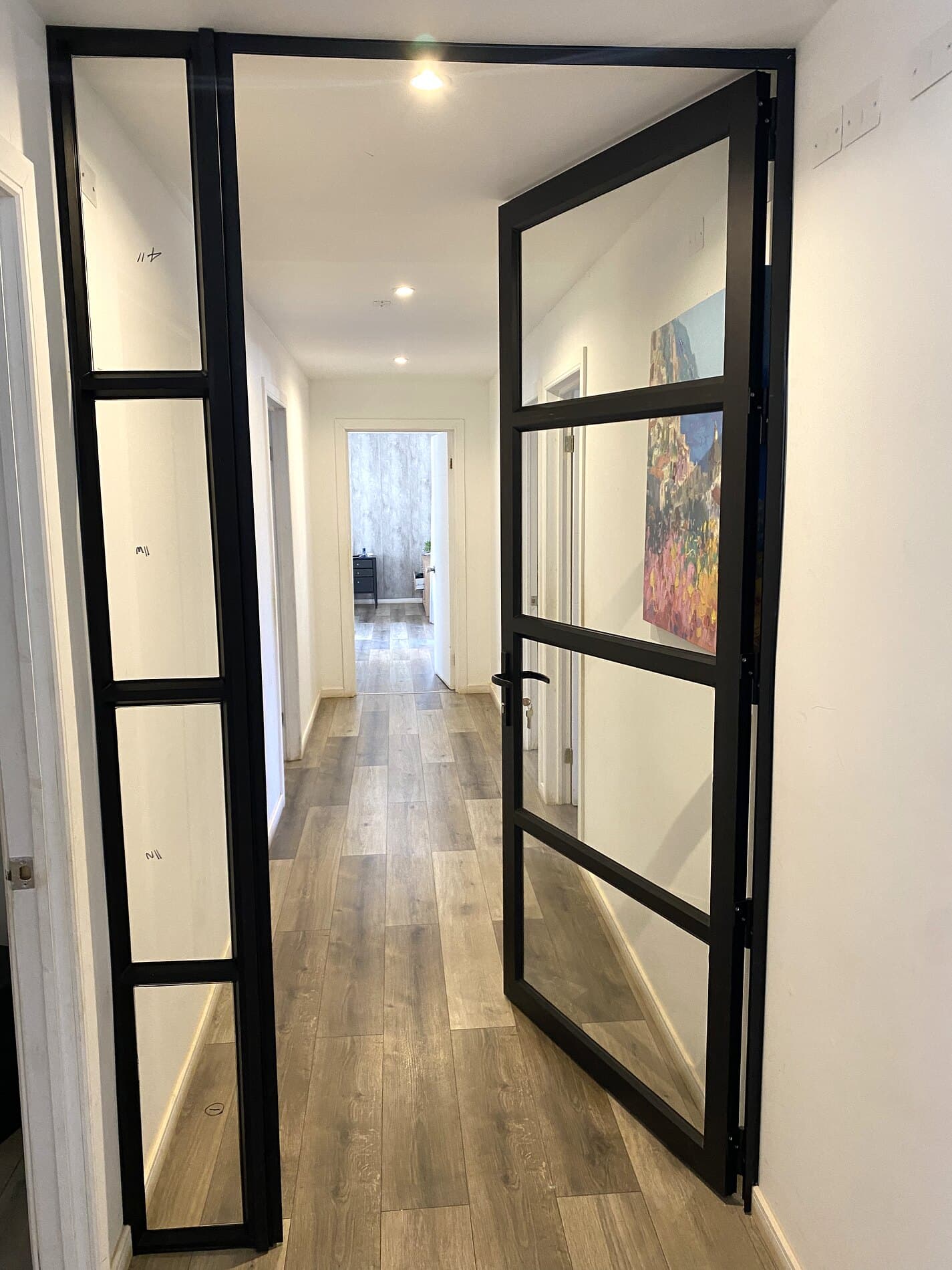 Acceso en aluminio negro — Puertas, proyecto LECAR