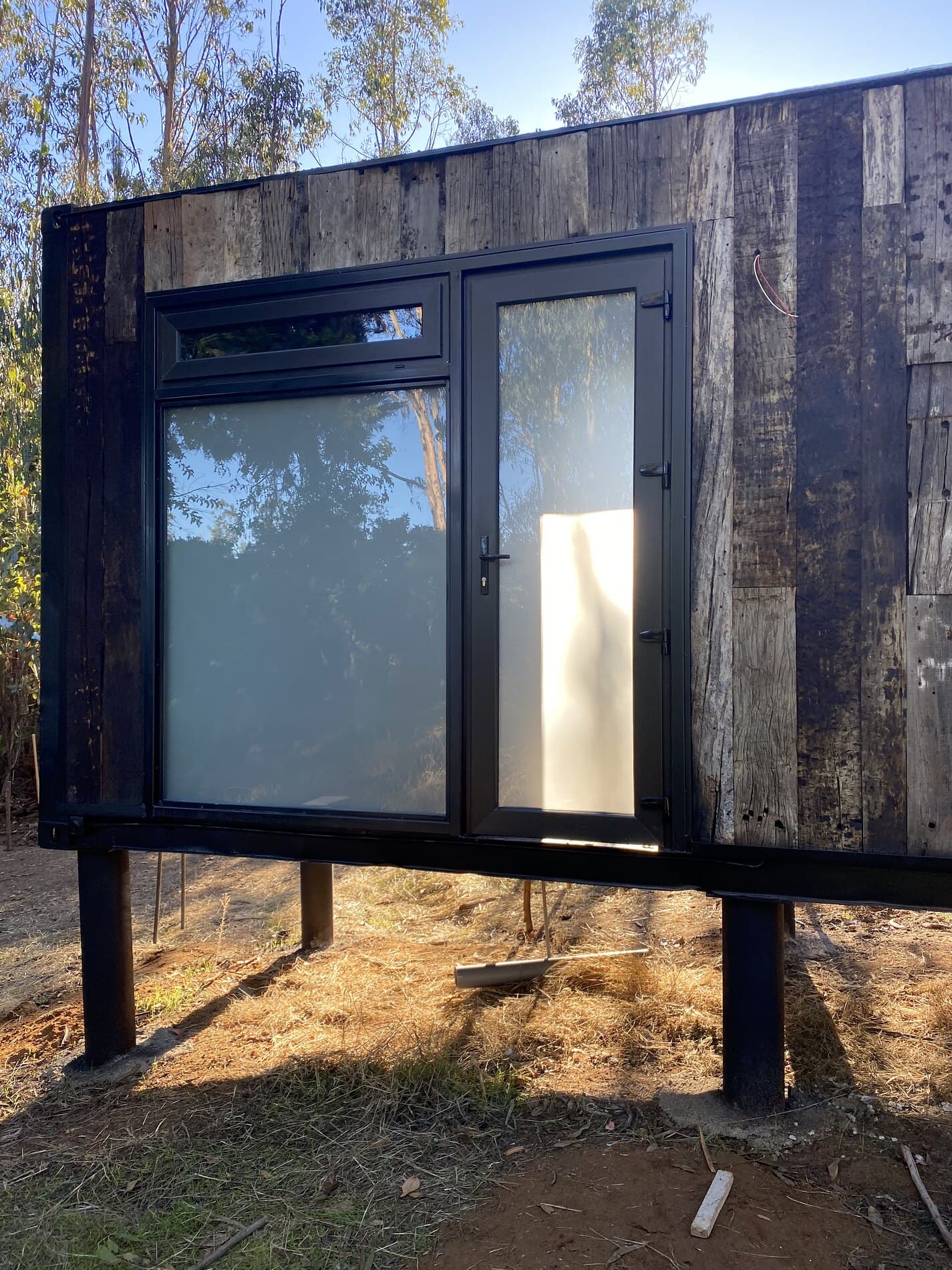 Ventana de PVC negro — Ventanas, proyecto LECAR
