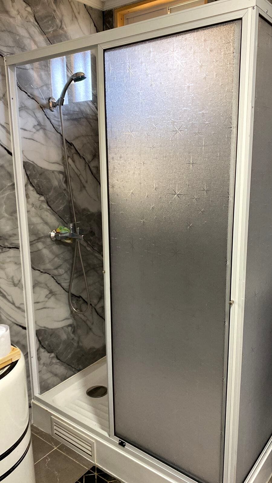 Cerramiento de baño en acrílico — Shower Door, proyecto LECAR