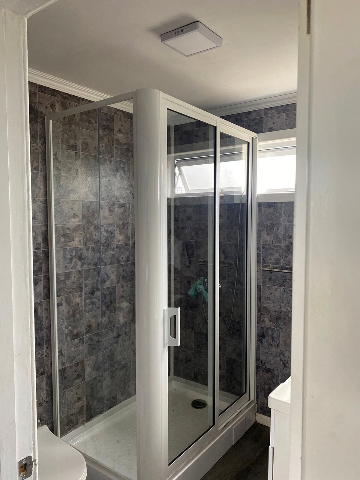 Shower door de aluminio blanco con cristal