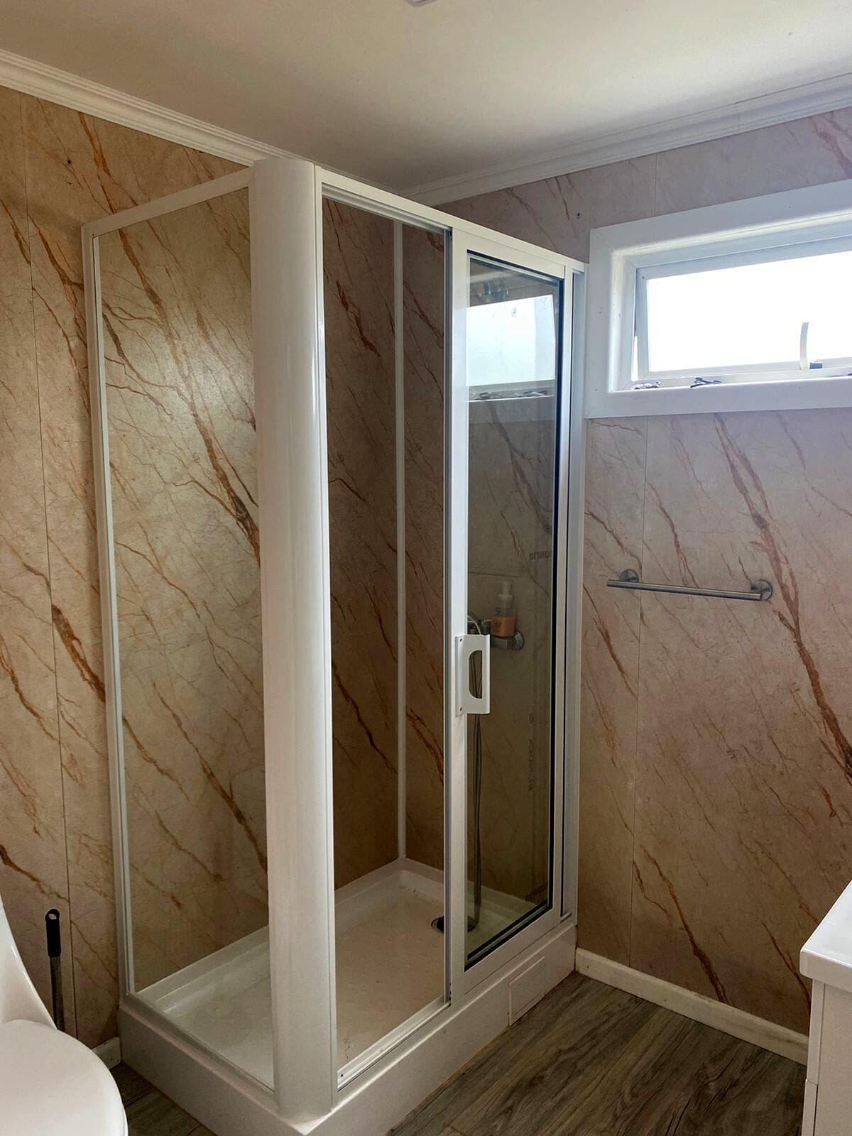 Shower door de aluminio blanco con cristal templado