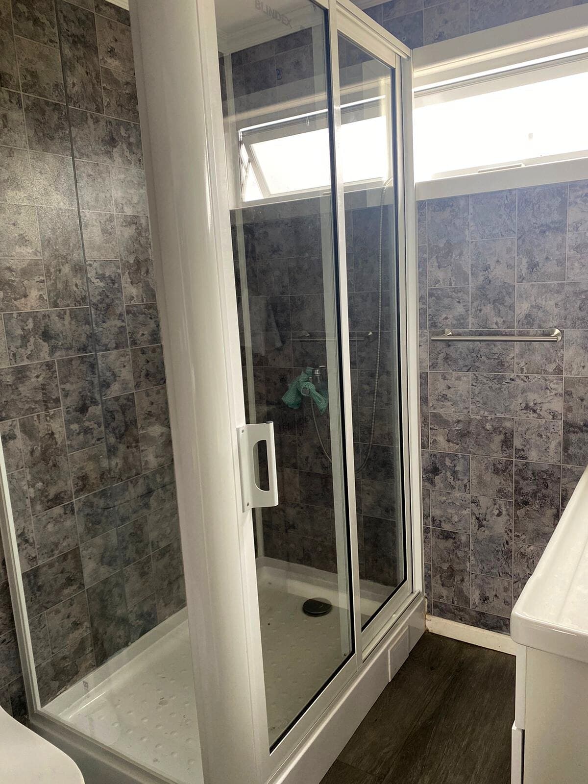 Shower door de aluminio blanco con cristal laminado