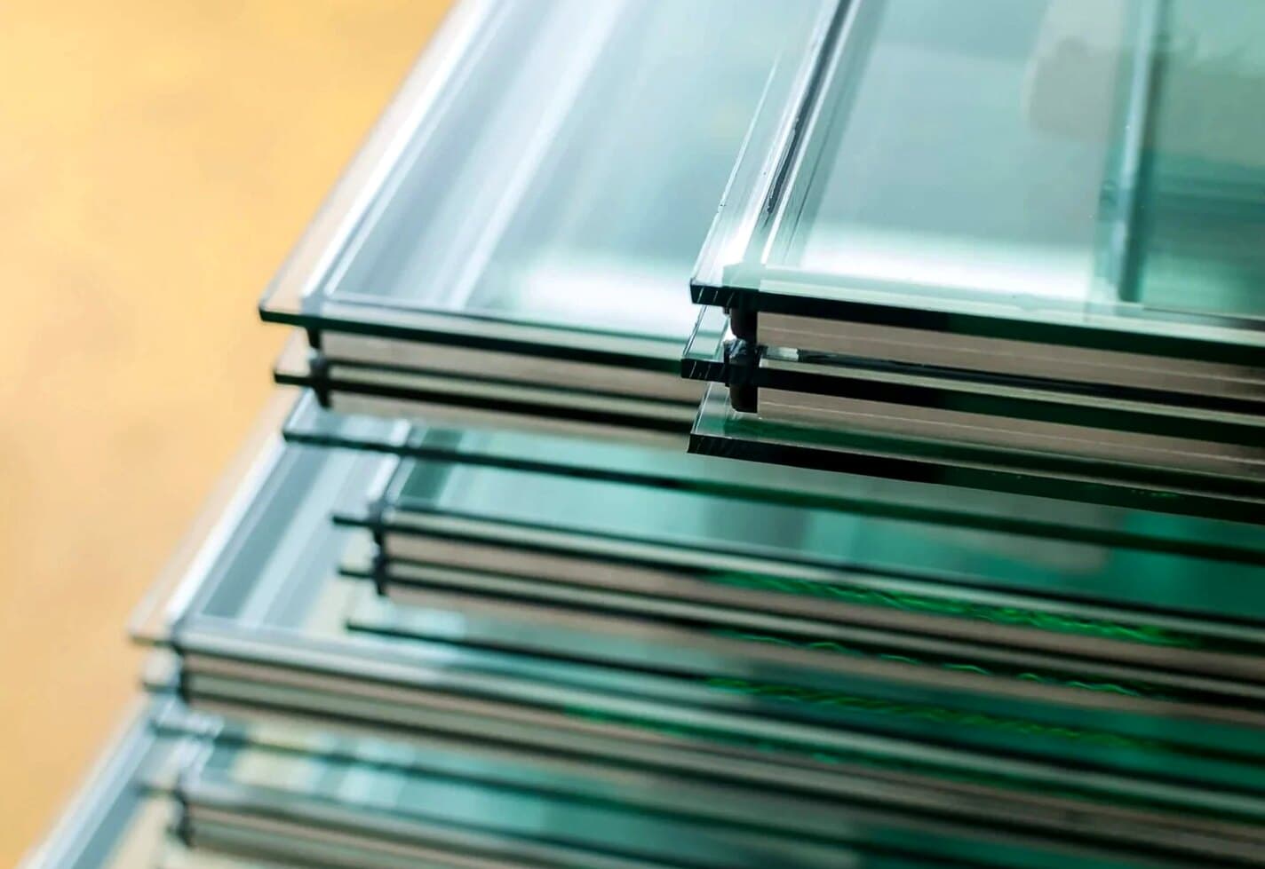Planchas de cristal de distintos espesores apiladas